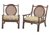 une paire de chaises à dossier en rotin avec des coussins de dossier en rotin