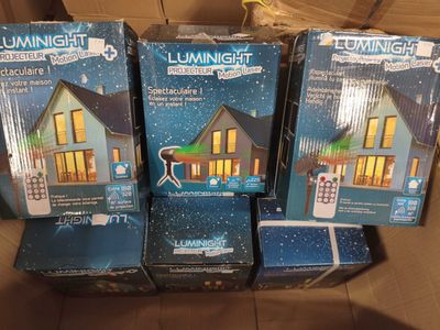 trois boîtes de guirlandes lumineuses de Noël télécommandées posées sur une table
