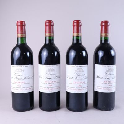 trois bouteilles de vin rouge posées côte à côte sur une table