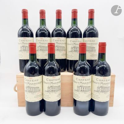 six bouteilles de Château Châteaux dans une caisse en bois