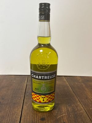 une bouteille d'alcool posée sur une table en bois