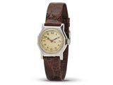 gros plan d'une montre sur fond blanc avec un bracelet marron
