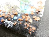 un gros plan d'une œuvre d'art posée sur une table