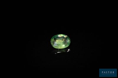 un gros plan d'une pierre précieuse verte sur fond noir