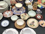 de nombreux types de plats et de tasses sur la table