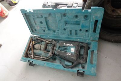 une boîte à outils bleue contenant une perceuse