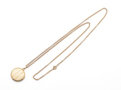 gros plan d'un collier en or sur fond blanc