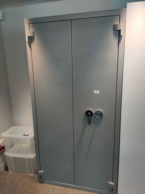 deux portes ouvertes dans une pièce
