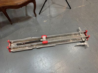 deux rails métalliques posés au sol