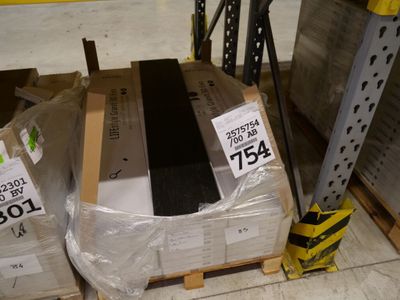 de nombreuses caisses empilées sur une palette dans un entrepôt