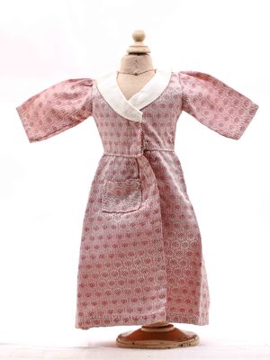 une photo d'une robe rose et blanche sur un mannequin