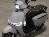 un scooter garé dans un garage