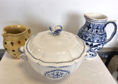 un bol blanc et bleu et un bol bleu et blanc posés sur une table