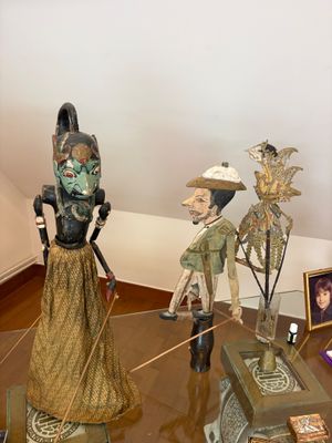 de nombreuses statues exposées dans un coin de la pièce