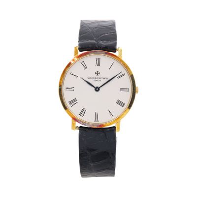 une montre dorée et noire dont le cadran est orné de chiffres romains