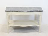 une table blanche avec un plateau en marbre