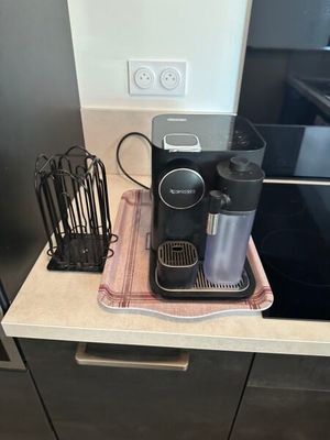 une cafetière posée sur le plan de travail de la cuisine