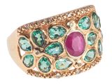 un gros plan d'une bague en or sertie de pierres vertes et roses