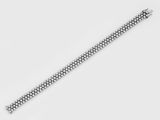 une image d'un gros plan d'un bracelet sur une surface blanche