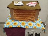 un gâteau posé sur une table