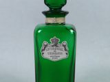une vieille bouteille en verre vert avec une étiquette dessus