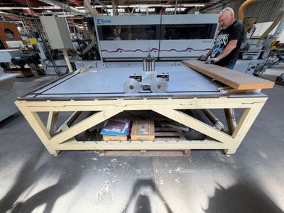 une photo d'un homme travaillant sur une machine dans une usine