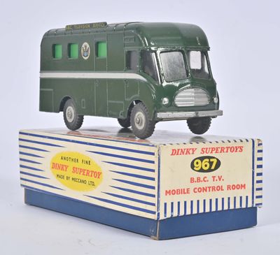 un bus jouet posé sur le dessus d'une boîte