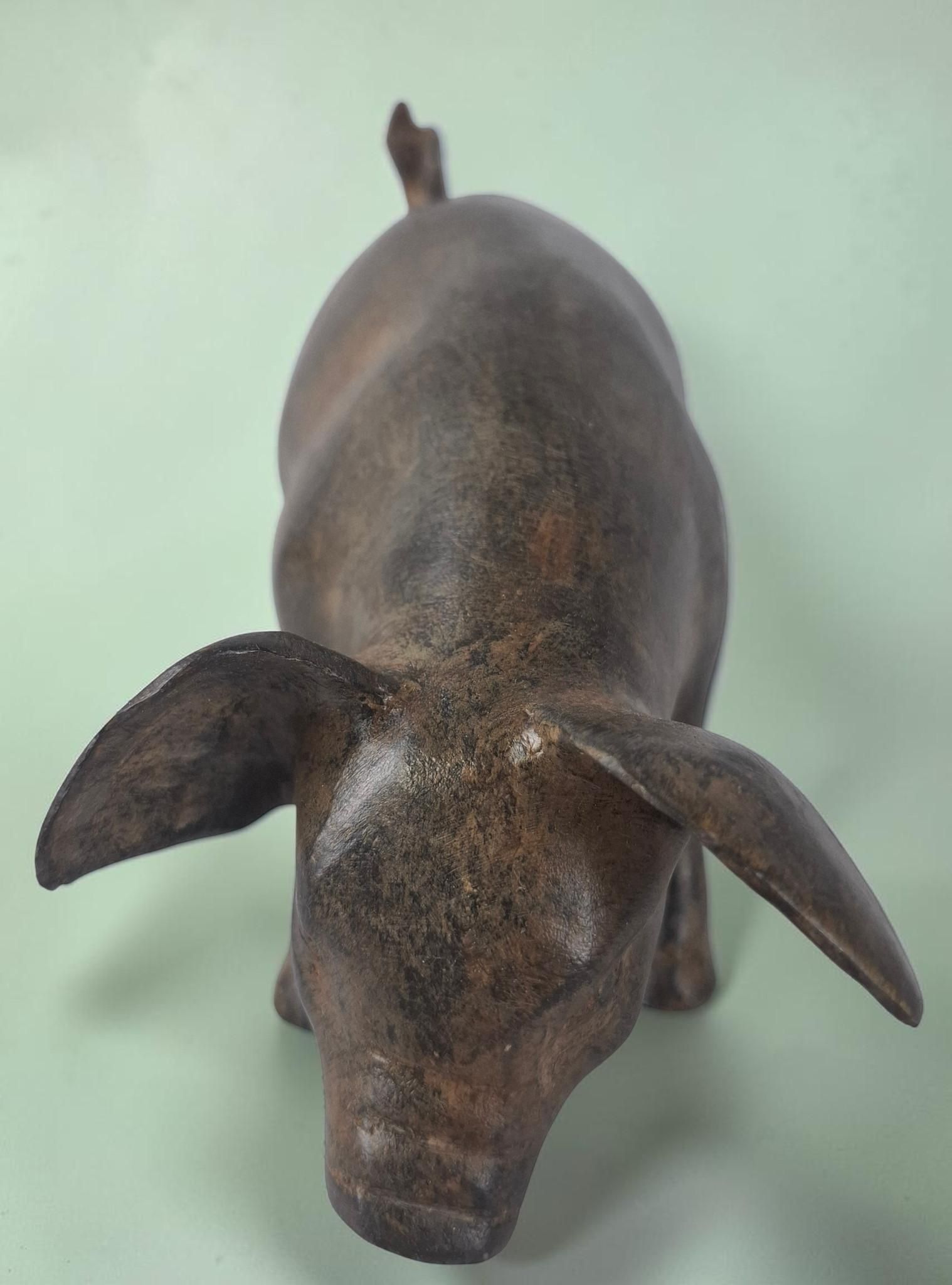 Pierre CHENET (XXème siècle) Bronze animalier figurant un cochon domestique tête baissée. Petit format. Longueur : 21 cm