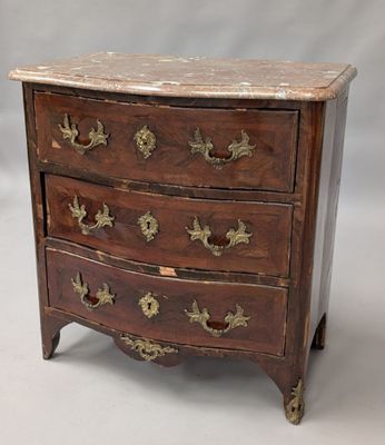 une commode ancienne avec un plateau en marbre et des ferrures en laiton