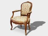 une chaise qui se trouve au milieu d'une pièce