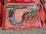 une boîte à outils rouge avec des outils sur le sol