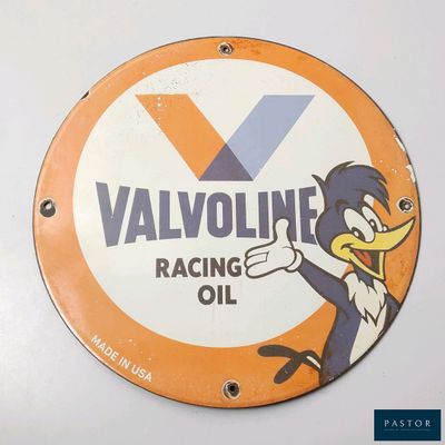une affiche sur le mur indiquant « Valvoline Racing Oil »