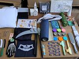 une table sur laquelle se trouvent de nombreux objets, notamment des ciseaux, des ciseaux et d'autres objets