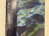 un cahier noir à la couverture bleue et un crayon jaune