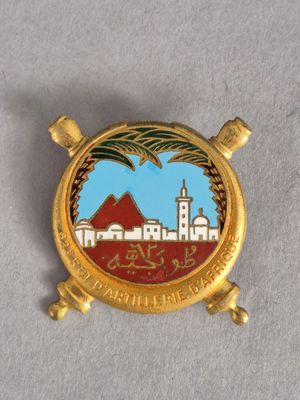une image représentant une assiette en or sur laquelle figurent un bâtiment et un palmier