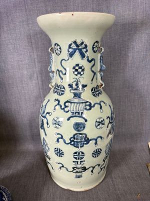 un vase bleu et blanc posé sur une table