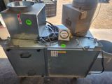 une machine posée par terre à côté d'une poubelle