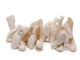 Plusieurs paires de chaussures blanches sont alignées sur une surface blanche