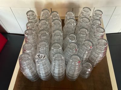beaucoup de bouteilles d'eau vides posées sur une table