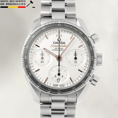 une image d'une montre en gros plan sur fond blanc
