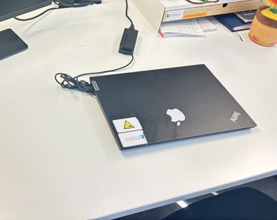 un ordinateur portable posé sur un bureau, avec une souris dessus
