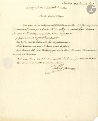 un vieux document écrit posé sur une table