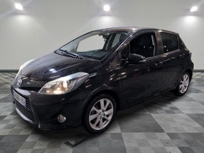 une photo d'une Toyota Yaris noire garée dans un garage