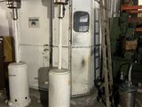 trois chauffages à gaz placés les uns à côté des autres dans un garage