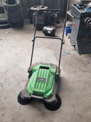 une photo d'une tondeuse à gazon dans un garage