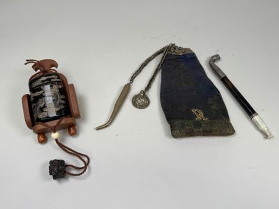 un petit sac avec, à côté, un stylo et un couteau