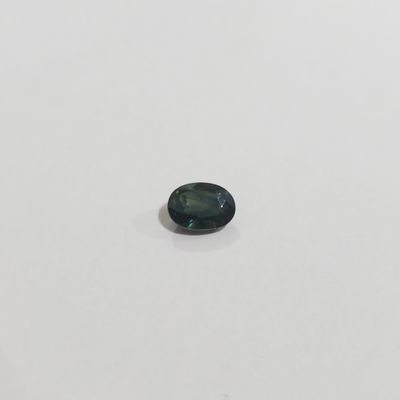 une tourmaline verte sur un fond blanc