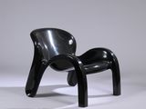 une chaise noire posée sur une surface blanche