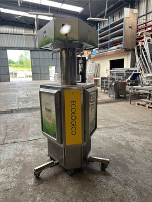 une machine qui se trouve au milieu d'un bâtiment