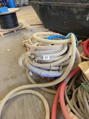 many hoses that are sitting on the ground